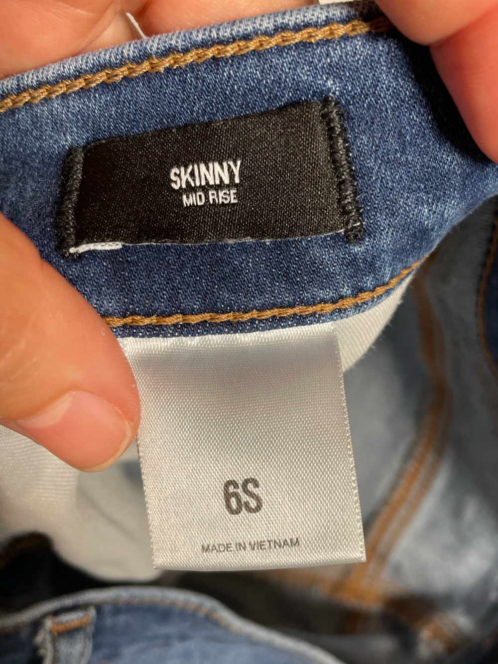 Express Skinny Mid Rise Jeans. Size 6S - Picture 4 of 10